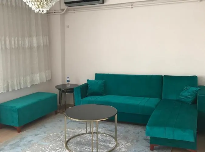 Vintage Square Apartment In Zeytinburnu